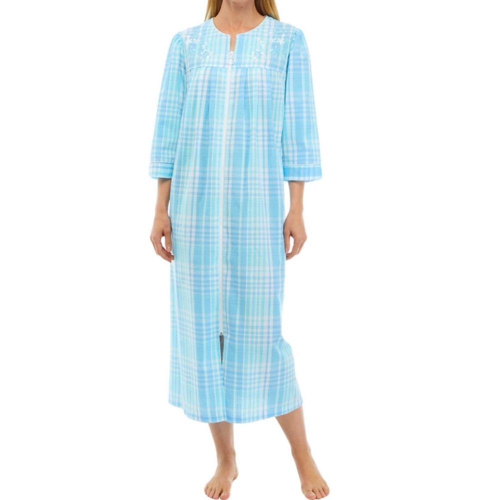 Miss Elaine zip robe NWOT